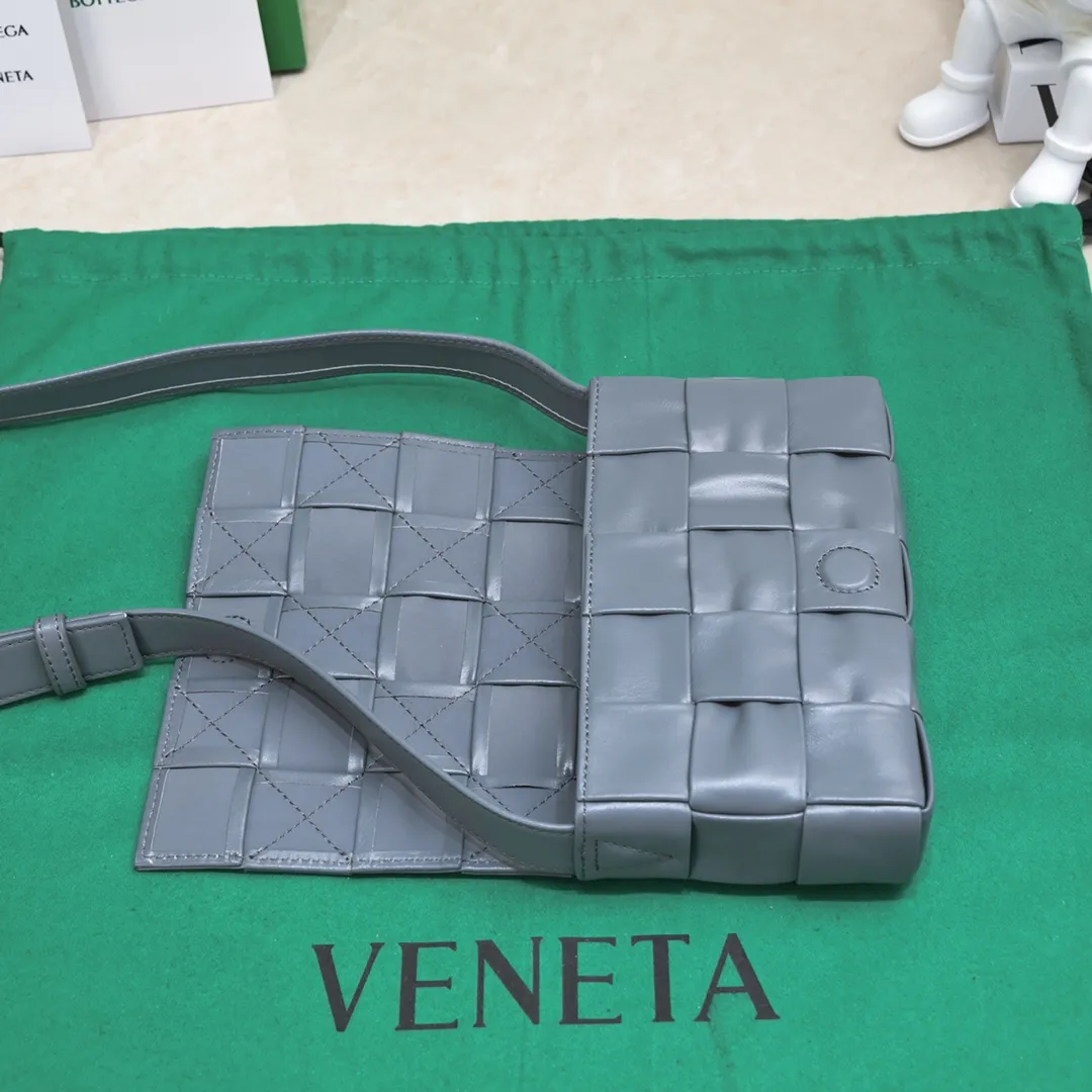 Bv's new Cassette small pillow bag, classic weaving technology, waxed leather design pillow bag, has developed into a family series and has become the trump card of the new Bottega bags🔥 A must-have artifact for fashionistas to match frequently selected fashion items and contemporary exquisite workman concave shapes💚Cute and cute, the medium size is launched in the latest color, beautiful and dreamy, super exciting💓 Size: 17.5*10.5*3cm, model: 7587#